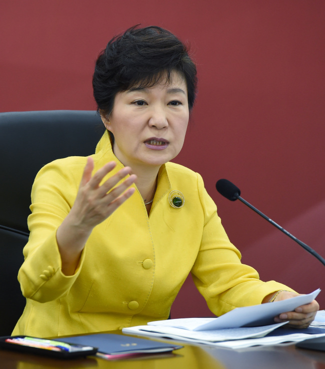 박근혜 대통령이 24일 정부 세종청사에서 새 경제팀의 경제 정책방향 논의를 위한 확대경제관계장관회의를 주재하고 있다.<br />/청와대사진기자단 2014.7.24<br />한경 강은구