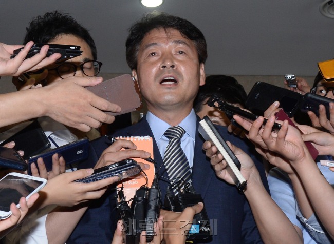 기동민 새정치민주연합 동작을 후보가 24일 오후 국회 정론관에서 7.30재보궐선거 사퇴기자회견를 마친후 취재진의 질의에 답하고 있다.이길동기자.gdlee@heraldcorp.com
기동민 새정치민주연합 동작을 후보가 24일 오후 국회 정론관에서 7.30재보궐선거 사퇴기자회견를 마친후 취재진의 질의에 답하고 있다.이길동기자.gdlee@heraldcorp.com