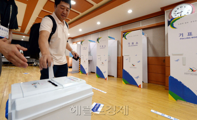 25일 오전 서울 동작구 상도1동 주민센터에 마련된 7.30 재보궐선거 사전투표소에서 이른 아침부터 시민들의 발길이 이어져 소중한 한 표를 행사하고 있다./안훈 기자 rosedale@ 2014.07.25
25일 오전 서울 동작구 상도1동 주민센터에 마련된 7.30 재보궐선거 사전투표소에서 이른 아침부터 시민들의 발길이 이어져 소중한 한 표를 행사하고 있다./안훈 기자 rosedale@ 2014.07.25
25일 오전 서울 동작구 상도1동 주민센터에 마련된 7ㆍ30 재보궐선거 사전투표소에서 이른 아침부터 시민들의 발길이 이어져 소중한 한 표를 행사하고 있다.
안훈 기자/rosedale@
