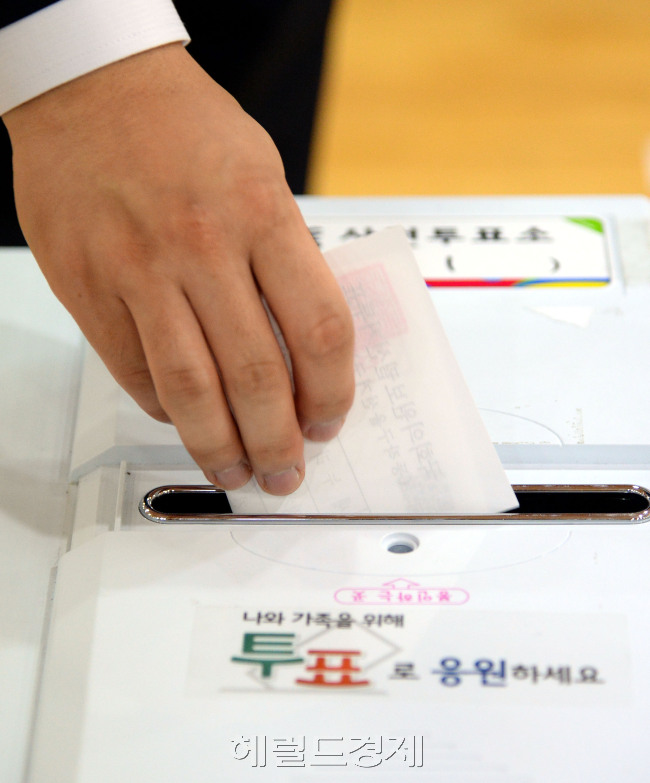 25일 오전 서울 동작구 상도1동 주민센터에 마련된 7.30 재보궐선거 사전투표소에서 이른 아침부터 시민들의 발길이 이어져 소중한 한 표를 행사하고 있다./안훈 기자 rosedale@ 2014.07.25
25일 오전 서울 동작구 상도1동 주민센터에 마련된 7.30 재보궐선거 사전투표소에서 이른 아침부터 시민들의 발길이 이어져 소중한 한 표를 행사하고 있다./안훈 기자 rosedale@ 2014.07.25
25일 오전 서울 동작구 상도1동 주민센터에 마련된 7.30 재보궐선거 사전투표소에서 이른 아침부터 시민들의 발길이 이어져 소중한 한 표를 행사하고 있다./안훈 기자 rosedale@ 2014.07.25