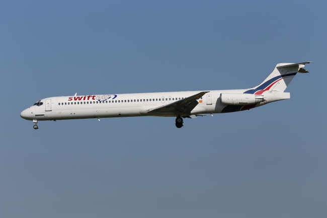 <YONHAP PHOTO-2422> This photo taken on Friday, May 16, 2014 shows an MD-83 aircraft in the livery of Swiftair landing at Zaventem Airport Brussels. An Air Algerie flight carrying over 100 people from Burkina Faso to Algeria's capital disappeared from radar early Thursday over northern Mali after heavy rains were reported, according to the plane's owner and government officials in France and Burkina Faso. Air navigation services lost track of the MD-83 about 50 minutes after takeoff from Ougadougou, the capital of Burkina Faso, at 0155 GMT (9:55 p.m. EDT Wednesday), the official Algerian news agency APS said. Air Algerie Flight 5017 was being operated by Spanish airline Swiftair, the company said in a statement. The Spanish pilots' union said the plane belonged to Swiftair and it was operated by a Spanish crew. (AP Photo/Kevin Cleynhens)/2014-07-24 22:12:17/ <저작권자 ⓒ 1980-2014 ㈜연합뉴스. 무단 전재 재배포 금지.>
An MD-83 aircraft in the livery of Swiftair.   AP-Yonhap
An MD-83 aircraft in the livery of Swiftair.   AP-Yonhap