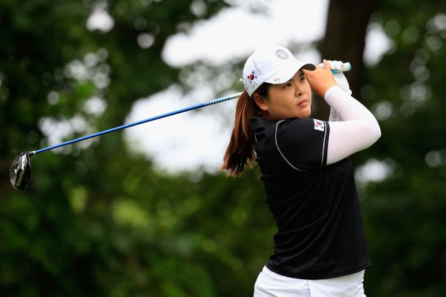 Park In-bee follows her tee shot on the fifth hole during the first round of the International Crown in Owings Mills, Maryland, Thursday.   AFP-Yonhap