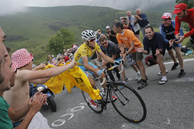 Vincenzo Nibali, wearing the overall leader’s yellow jersey, climbs toward Hautacam on Thursday after breaking away from his rivals during the 18th stage of the Tour de France cycling race over 145.5 kilometers, starting in Pau and finishing in Hautacam in the Pyrenees region of France.   AP-Yonhap