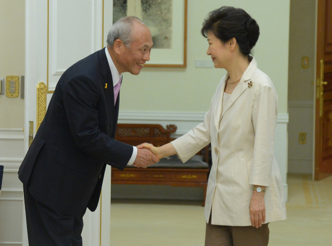 President Park Geun-hye shakes hands with Tokyo Gov. Yoichi Masuzoe at Cheong Wa Dae on Friday.   Park Hyun-koo/The Korea Herald