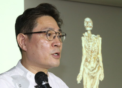 National Forensic Service chief Seo Joong-seok announces the result of its autopsy on the dead body of Yoo Byung-eun in Seoul on Friday. Yonhap