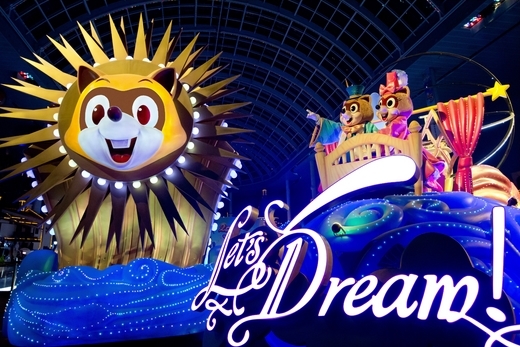 Lotte World’s nightly parade “Let’s Dream” (Lotte World Adventure)