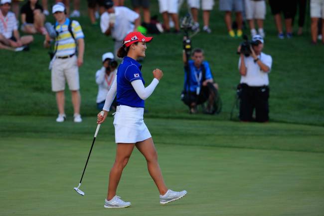 Korea’s Ryu So-yeon celebrates after sinking a putt on the 16th green to defeat the United States on Saturday.   AFP-Yonhap