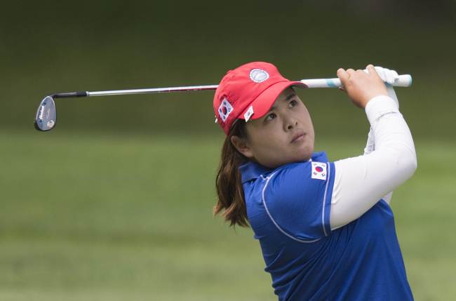<YONHAP PHOTO-0087> South Korean golfer Inbee Park swings from the fairway during the third round of the LGPA International Crown at Caves Valley Golf Club in Owings Mills, Maryland, on July 26, 2014. AFP PHOTO / Jim WATSON../2014-07-27 06:10:10/ <저작권자 ⓒ 1980-2014 ㈜연합뉴스. 무단 전재 재배포 금지.>
Korea’s Park In-bee plays a shot on Saturday.   AFP-Yonhap