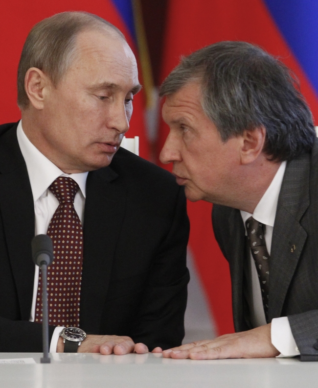Russian President Vladimir Putin (left) and Igor Sechin, CEO of state-controlled Russian oil company Rosneft, speak during a signing ceremony of cooperation agreements with Venezuelan President Nicolas Maduro in the Kremlin in Moscow.   AP-Yonhap