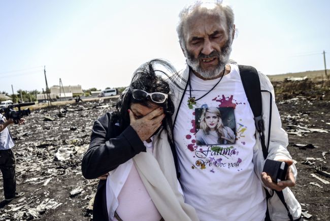 Jerzy Dyczynsk (right) and Angela Rudhart-Dyczynski from Australia react as they arrive at the crash site of Malaysia Airlines Flight 17 to look for their late daughter Fatima, near the village of Hrabove in the Donetsk region, Saturday.   AFP-Yonhap