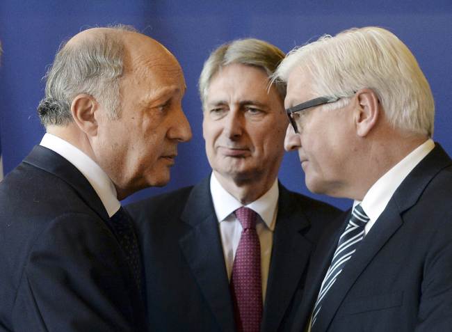 French Foreign Minister Laurent Fabius (left) speaks with British Foreign Secretary Philip Hammond (center) and German Foreign Minister Frank-Walter Steinmeier during a press conference after their meeting regarding a cease-fire between Hamas and Israel in Gaza, Saturday, at the foreign ministry in Paris.   AFP-Yonhap