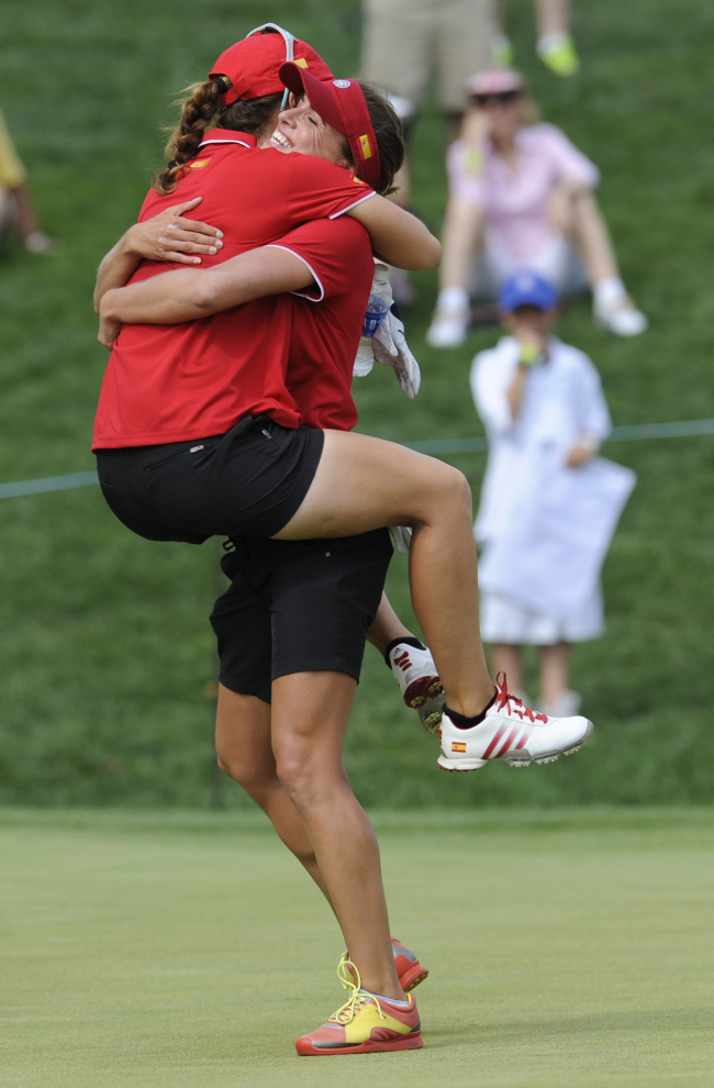 Spain’s Belen Mozo lifts Beatriz Recari after making a birdie on the 16th hole on Sunday.   AP-Yonhap