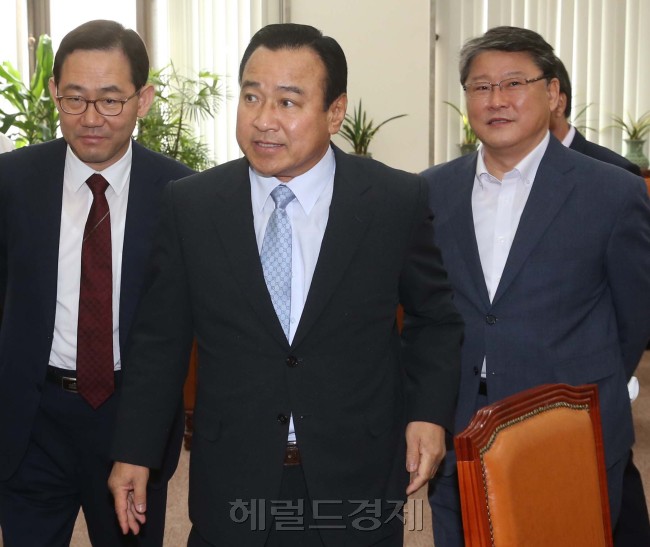 이완구(왼쪽에서 두번째) 새누리당 원내대표,주호영(왼쪽) 정책위의장 등이 28일 오전 국회에서 비공개 세월호특별법 입법 대책회의를 마친 뒤 회의결과를 설명하기 위해 기자간담회장으로 이동하고 있다.<br />이길동 기자/gdlee@heraldcorp.com
이완구(왼쪽에서 두번째) 새누리당 원내대표,주호영(왼쪽) 정책위의장 등이 28일 오전 국회에서 비공개 세월호특별법 입법 대책회의를 마친 뒤 회의결과를 설명하기 위해 기자간담회장으로 이동하고 있다.
이길동 기자/gdlee@heraldcorp.com