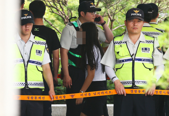 A Danwon High School student who survived the Sewol accident enters a branch of Suwon District Court in Ansan, Gyeonggi Province, on Monday to take the stand at the trial of the ferry captain and crew who fled the ship and left nearly 500 passengers behind.   Joint Press Corp.
A Danwon High School student who survived the Sewol accident enters a branch of Suwon District Court in Ansan, Gyeonggi Province, on Monday to take the stand at the trial of the ferry captain and crew who fled the ship and left nearly 500 passengers behind.   Joint Press Corp.