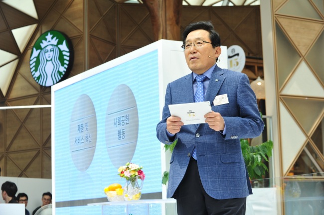 Starbucks Korea CEO Lee Seock-koo speaks to the press on Monday at the Starbucks Famille Park in southern Seoul.    Starbucks Korea