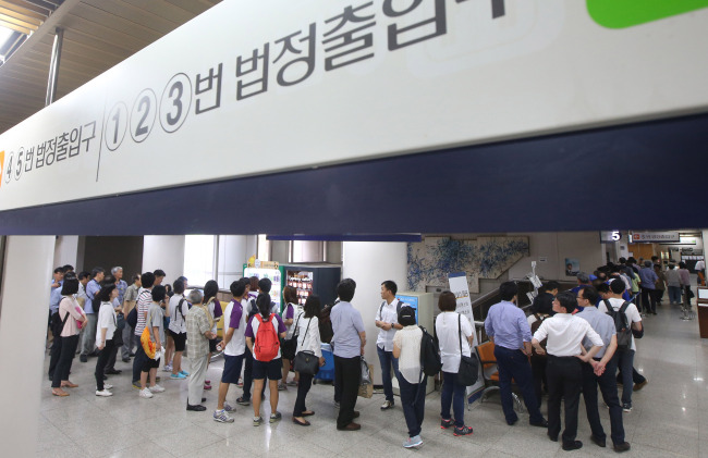 Members of the minor opposition Unified Progressive Party and right-leaning groups stand outside Seoul High Court on Monday, waiting for the trial on UPP’s Rep. Lee Seok-ki to commence. (Yonhap)