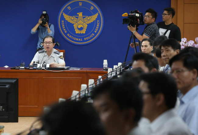 Police chief Lee Seong-han presides over a meeting of senior police officials on Monday.  (Yonhap)
