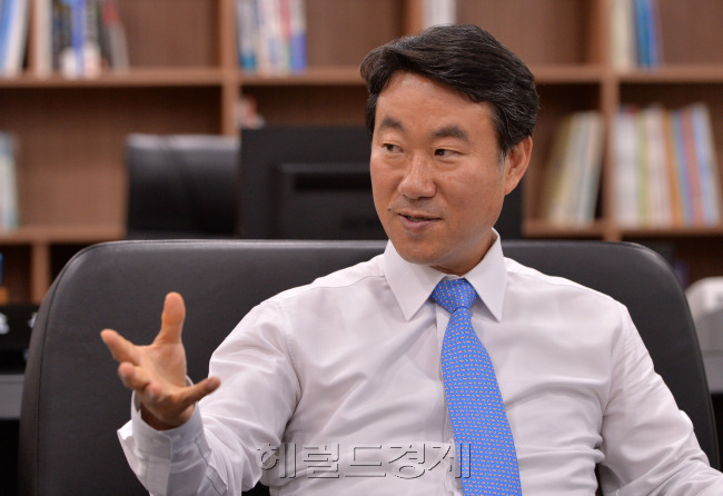 서종대 한국감정원장 인터뷰.<br />이상섭 기자. babtong@heraldcorp.com
서종대 원장은 국민들의 재산을 평가하는 감정평가 기업들이 국민들로부터 보다 신뢰받는 업계로 변신하기 위해선 한국감정원의 공적기능 강화가 필수라고 판단하고있다.