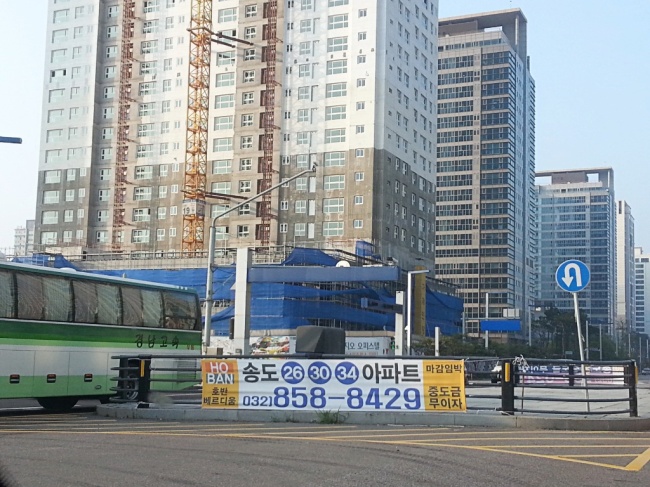 송도신도시 곳곳에는 아파트 분양을 알리는 현수막이 걸려있다.