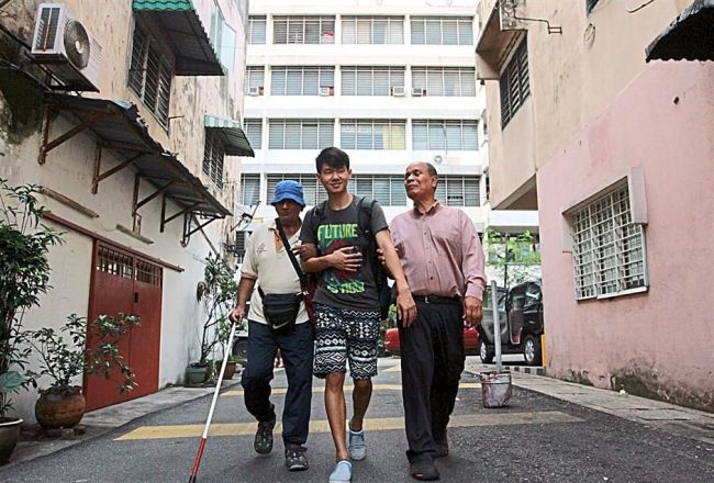 A good-sighted companion becomes the “eyes” for blind or visually impaired people on their travels, and should describe the sceneries as they are.   The Star