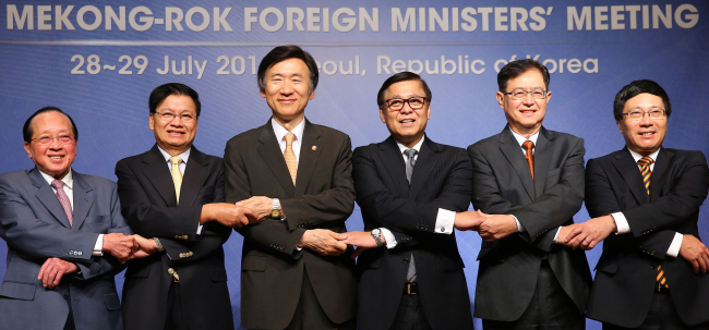 Foreign Minister Yun Byung-se (third from left) poses with top diplomats from five countries in the Mekong River basin at their annual ministerial meeting in Seoul on Tuesday. From left are Cambodian Deputy Prime Minister and Foreign Minister Hor Namhong, Laotian Deputy Prime Minister and Foreign Minister Thongloun Sisoulith, Yun, Thai Permanent Secretary and Acting Foreign Minister Sihasak Phuangketkeow, Myanmar Deputy Foreign Minister U Thant Kyaw and Vietnamese Deputy Prime Minister and Foreign Minister Pham Binh Minh.   Yonhap