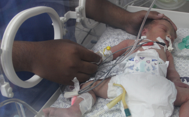 Palestinian baby girl Shayma Shiekh al-Eid lies in an incubator after doctors delivered her from the womb of her mother, who medics said was killed in an Israeli air strike, at a hospital in the southern Gaza Strip city of Khan Younis on Sunday.    Xinhua-Yonhap