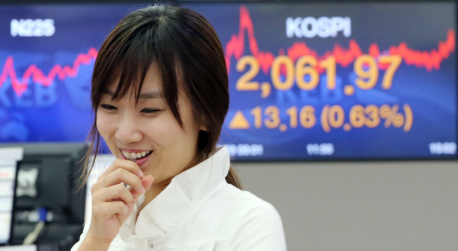 Trading numbers are displayed at the Korea Exchange Bank headquarters in Seoul on Tuesday. Stocks hit a new high, rising 13.16 points, or 0.64 percent, to 2,061.97.   Yonhap