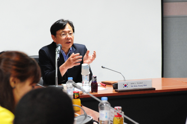 Kim Young-mok, president of the Korea International Cooperation Agency, speaks during a seminar with development officials from Africa hosted by the state grant aid agency at its headquarters on Tuesday in Seongnam, Gyeonggi Province.   KOICA