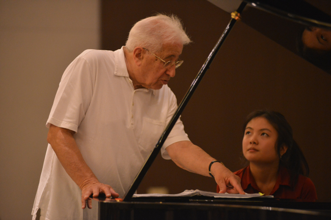 Famed pianist Peter Frankl advises a student during a master class held as part of the Great Mountains Music Festival & School in Pyeongchang, Gangwon Province, Sunday.   GMMFS