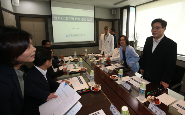 Opposition lawmakers speak to members of the National Forensics Service in Seoul on Wednesday before being briefed on the autopsy of Yoo Byung-eun, the owner of the sunken ferry Sewol.   Yonhap