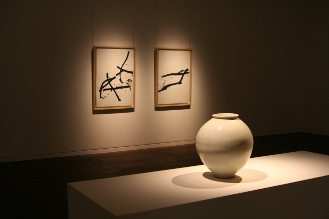 Exhibition of a moon jar and paintings at Gana Art Center.   Gana Art Center