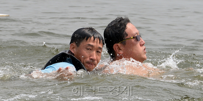 여름이 두려운 사람들...한강결찰대 인명구조 훈련./ 안훈 기자 rosedale@ 2014.07.16
여름이 두려운 사람들...한강결찰대 인명구조 훈련./ 안훈 기자 rosedale@ 2014.07.16
여름이 두려운 사람들...한강결찰대 인명구조 훈련./ 안훈 기자 rosedale@ 2014.07.16
