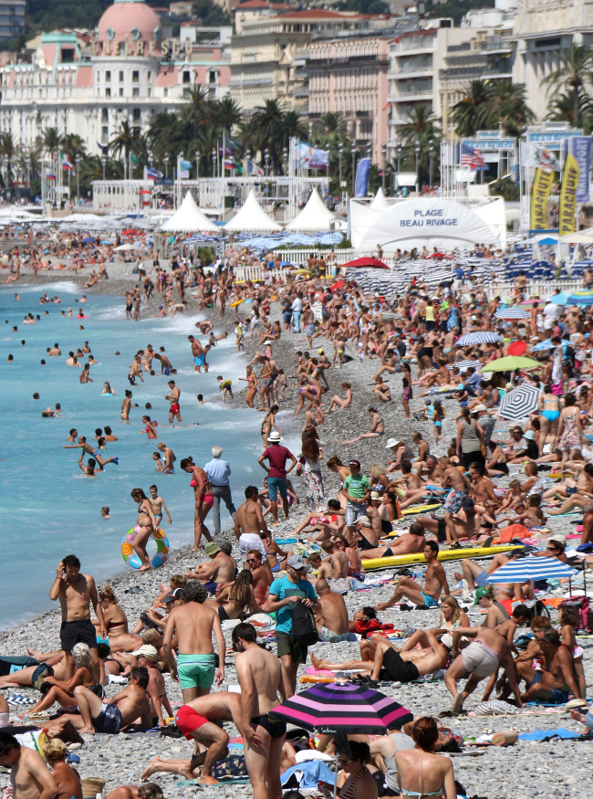 <YONHAP PHOTO-1498> People sunbathe on the beach in Nice, southeastern France, Sunday, July 13, 2014. Temperatures in the area rose to 28 degrees Celsius (82 Fahrenheit). (AP Photo/Lionel Cironneau)/2014-07-13 20:05:45/ <저작권자 ⓒ 1980-2014 ㈜연합뉴스. 무단 전재 재배포 금지.>
People sunbathe in Nice, southeastern France.   AP-Yonhap