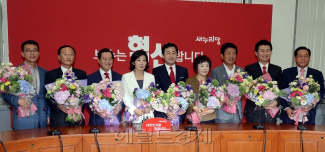 7.30재보궐선거 새누리당 당선자들이 31일 오전 국회에서 열린 최고위원회의에 참석 김무성대표를 비롯한 최고위원들로부터  축하  꽃다발을 받은후 기념쵤영을 하고 있다.이길동기자.gdlee@heraldcorp.com.
새누리 압승의 주역들