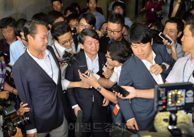 안철수 새정치민주연합 공동대표가 31일 오전국회에서 열린 비공개 최고위원회의에 참석하기위해 국회대표위원실에 들어오고 있다.이길동기자.gdlee@heraldcorp.com
안철수 새정치민주연합 공동대표가 31일 오전국회에서 열린 비공개 최고위원회의에 참석하기위해 국회대표위원실에 들어오고 있다.이길동기자.gdlee@heraldcorp.com
공동대표 공동운명