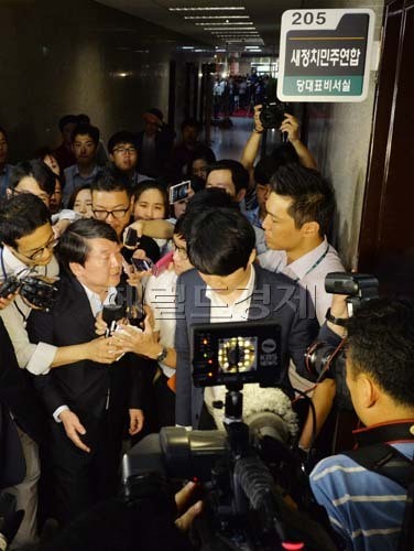 <포토> 비공개 최고위원회의 참석하는 안철수