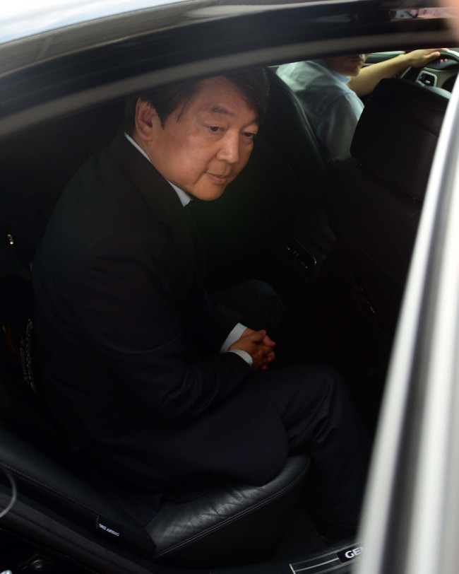 31일 서울 여의도 국회에서 새정치민주연합 안철수 공동대표가 사퇴를 결의한 후 차에 오르고 있다. 2014. 7. 31