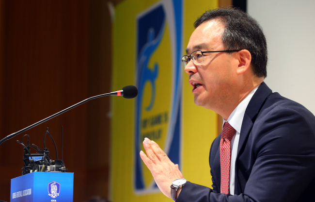 Technical committee chief Lee Yong-soo speaks to the media on Thursday.   Yonhap
