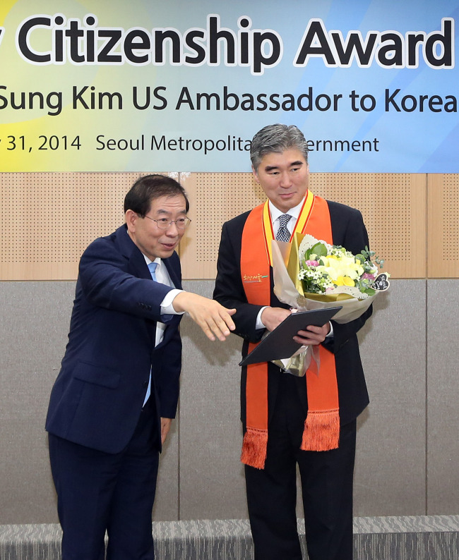 Outgoing U.S. Ambassador to Korea Sung Kim (right) and Seoul Mayor Park Won-soon pose for a photo after Sung received a certificate designating him an honorary Seoul citizen at City Hall on Thursday.   Yonhap