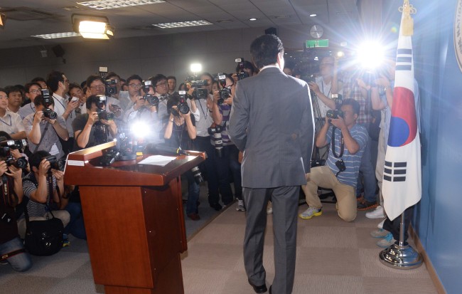 손학규 전의원이 31일 오후 국회 정론관에서 기자회견을 갖고 정계은퇴를 선언한후 회견장을 <br />떠나고 있다. 손 전의원은 이번 7.30재보궐선거에서 새정치민주연합후보로 경기수원병에 출마해 낙선했다.이길동기자.gdlee@heraldcorp.com