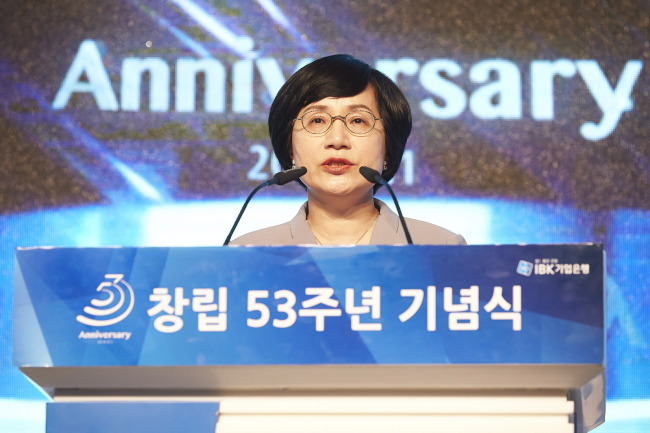 권선주 기업은행장이 1일 창립 53주년 행사에서 기념사를 하고 있다.