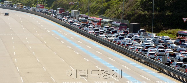 여름휴가철이 절정인 1일 오전 경춘고속도로 하행선이 아침부터 정체현상을 보이고 있다.<br />김명섭 기자 msiron@heraldcorp.com
여름휴가철이 절정인 1일 오전 경춘고속도로 하행선이 아침부터 정체현상을 보이고 있다.
김명섭 기자 msiron@heraldcorp.com
휴가시즌이 절정에 달하면서 피서객들이 더위를 피하느라 한창이다. 1일 강원도 등으로 떠나려는 사람들로 경춘고속도로 하행선이 아침부터 꽉 막혀 텅 빈 상행선과 대조를 이루고 있다.   김명섭 기자/msiron@heraldcorp.com