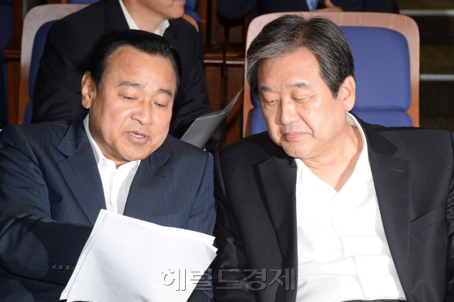 김무성 새누리당대표가 1일 오전 국회에서열린의원총회에 참석  이완구 원내대표와 이야기를 하고 있다.이길동기자.gdlee@heraldcorp.com
김무성 새누리당대표가 1일 오전 국회에서열린의원총회에 참석  이완구 원내대표와 이야기를 하고 있다.이길동기자.gdlee@heraldcorp.com
머리맞댄 새누리 지도부