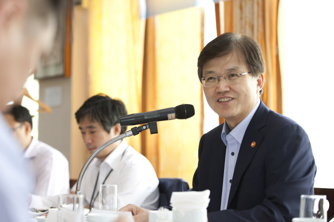 Science Minister Choi Yang-hee holds a press conference in Gwacheon, Gyeonngi Province, Friday.   Yonhap