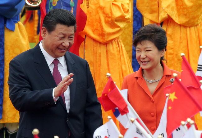 President Park Geun-hye (right) and Chinese President Xi Jinping are greeted by students from Eunpyeong Elementary School at Cheong Wa Dae on July 3. (Yonhap)