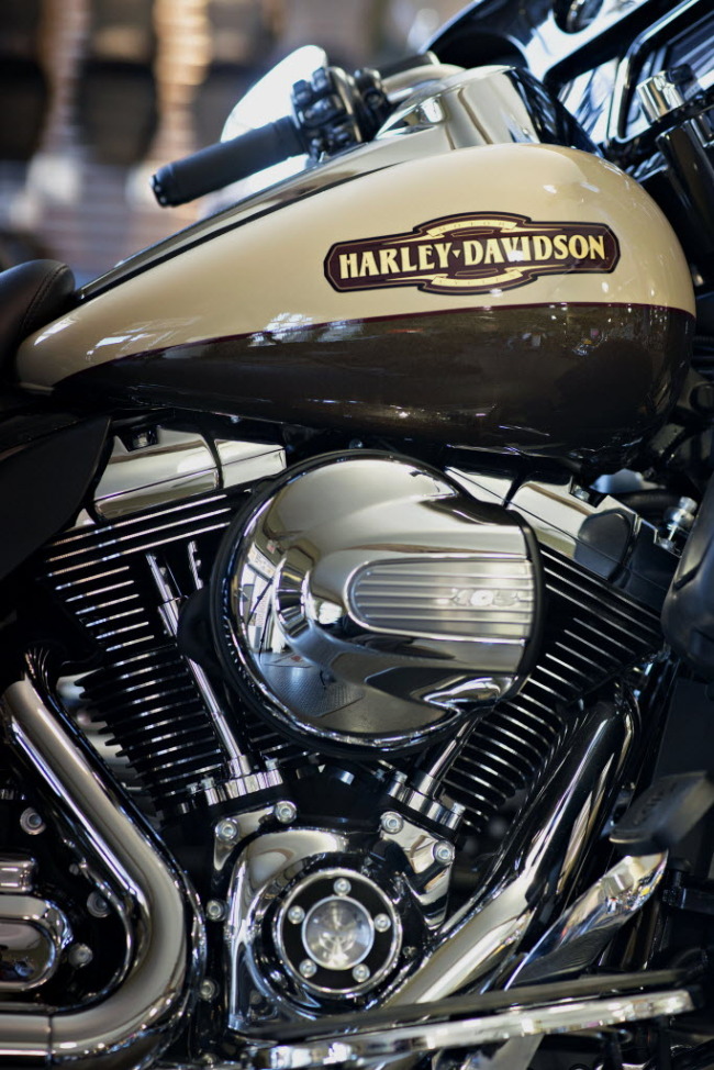 A motorcycle sits on display at the Starved Rock Harley- Davidson dealership in Ottawa, Illinois.   Bloomberg