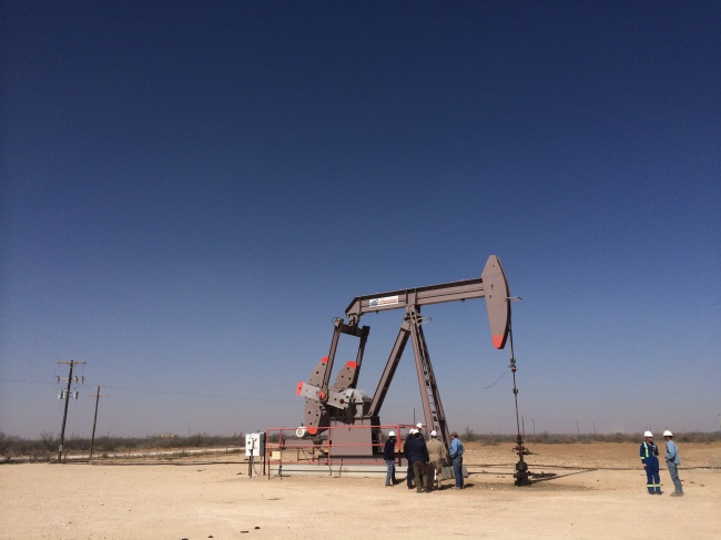 SK Innovation vice chairman Koo Ja-young and other executives conduct a site tour of a shale gas oil field in Oklahoma’s Grant and Garfield counties. The energy holding company of SK Group acquired a 75 percent stake to enter the unconventional oil exploration business in April.   SK Innovation