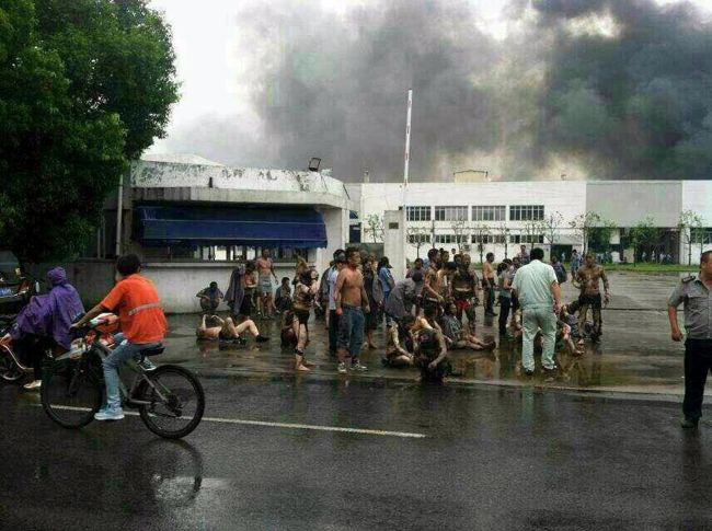 <YONHAP PHOTO-0396> Victims gather outside the gate of a factory after an explosion in Kunshan, east China's Jiangsu province on August 2, 2014. An explosion killed 65 people as it ripped through a factory in eastern China, a government broadcaster said, injuring 150 in what appeared to be an industrial accident. CHINA OUT AFP PHOTO../2014-08-02 16:26:10/ <저작권자 ⓒ 1980-2014 ㈜연합뉴스. 무단 전재 재배포 금지.>
Victims gather outside the gate of a factory after an explosion in Kunshan, Jiangsu province, China, Saturday.   AFP-Yonhap