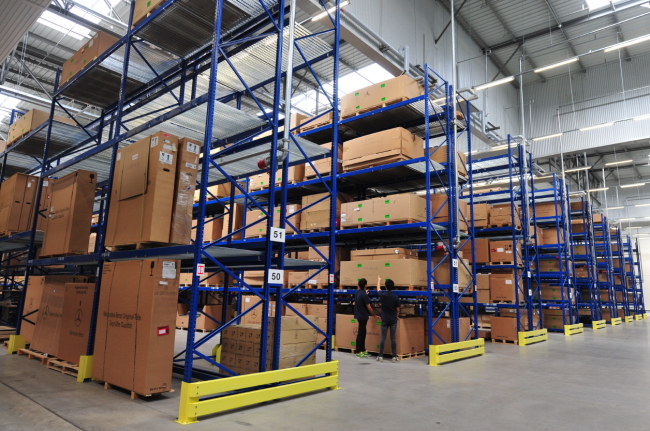 Workers inspect inventory at Mercedes-Benz Korea’s new parts distribution center in Anseong, Gyeonggi Province.   Mercedes-Benz Korea