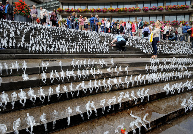 Some 5,000 figures made out of ice form the Minimum Monument, a major exhibition by Brazilian artist Nele Azevedo, part of Birmingham City Council’s World War I Commemorations in Chamberlain Square, Birmingham, England, Saturday.   AP-Yonhap